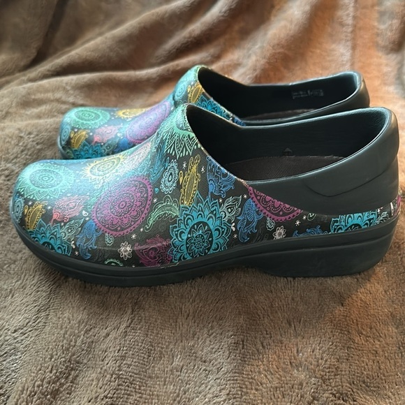 CROCS Neria Pro II Graphic Clog Sz W8 - Picture 3 of 14